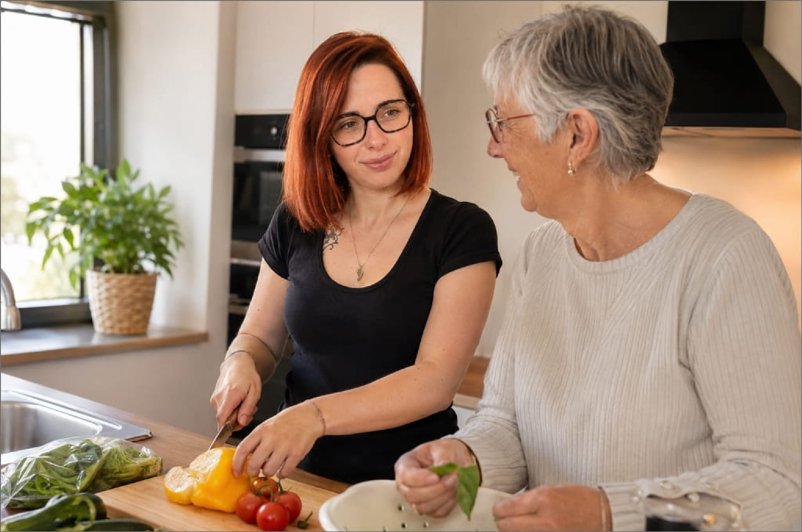 Maëva accompagnant une personne en cuisine à domicile
